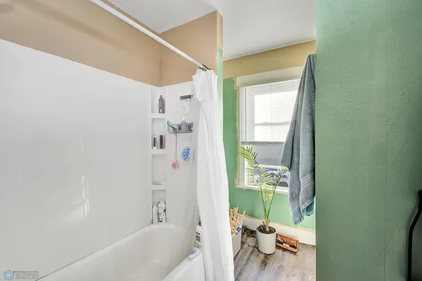 $141,125 | 421 2nd Street Northeast, Valley City, ND 58072