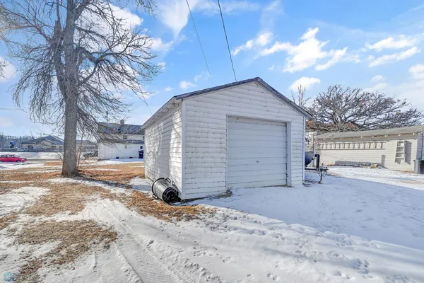$141,125 | 421 2nd Street Northeast, Valley City, ND 58072