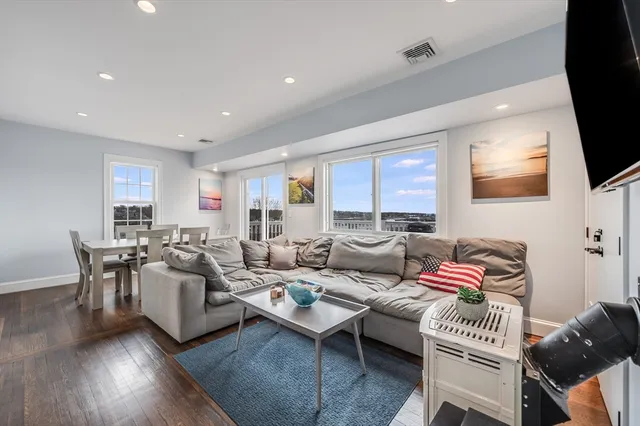 $2,800 | 17 Silva Court, Unit 3, Gloucester, MA 01930