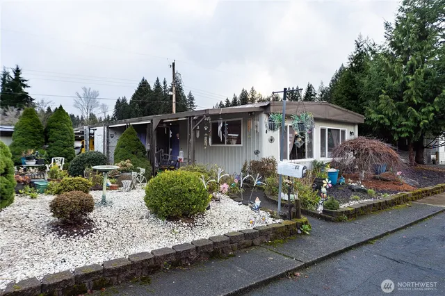 a view of a house with backyard and garden