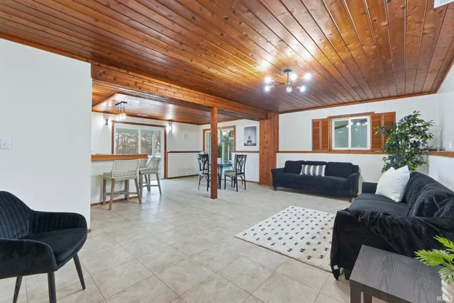 $459,900 | 4299 East 1000 North, Roanoke, IN 46783