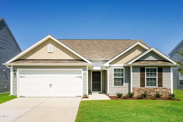 a view of a house with backyard