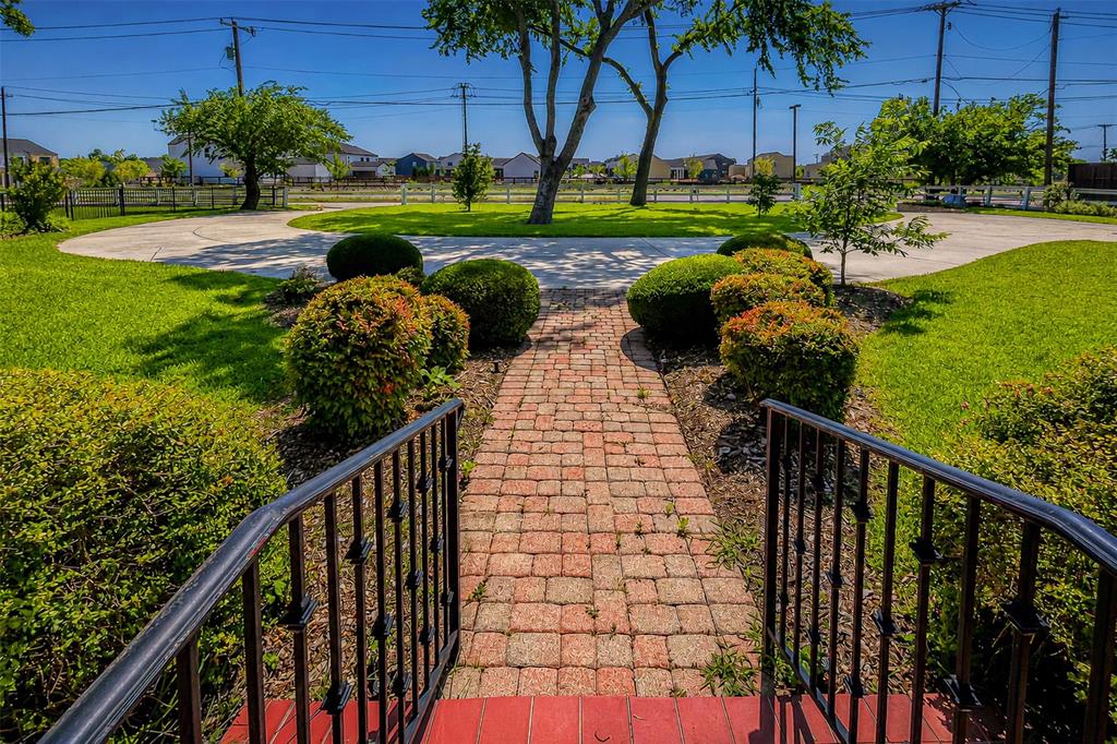 9310 Merritt Road Rowlett, TX 75089 - Photo 7 of 40 a view of a swimming pool and a yard