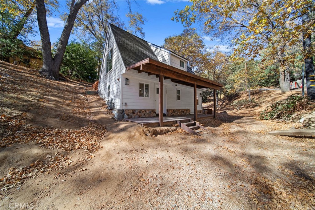 180 Glen Avon Drive Cedar Glen, CA 92321 - Photo 4 of 24 a view of a house with a yard covered in snow