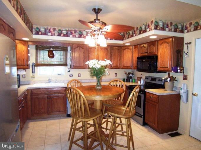 1352 Pine Road Carlisle, PA 17015 - Photo 4 of 27 Kitchen