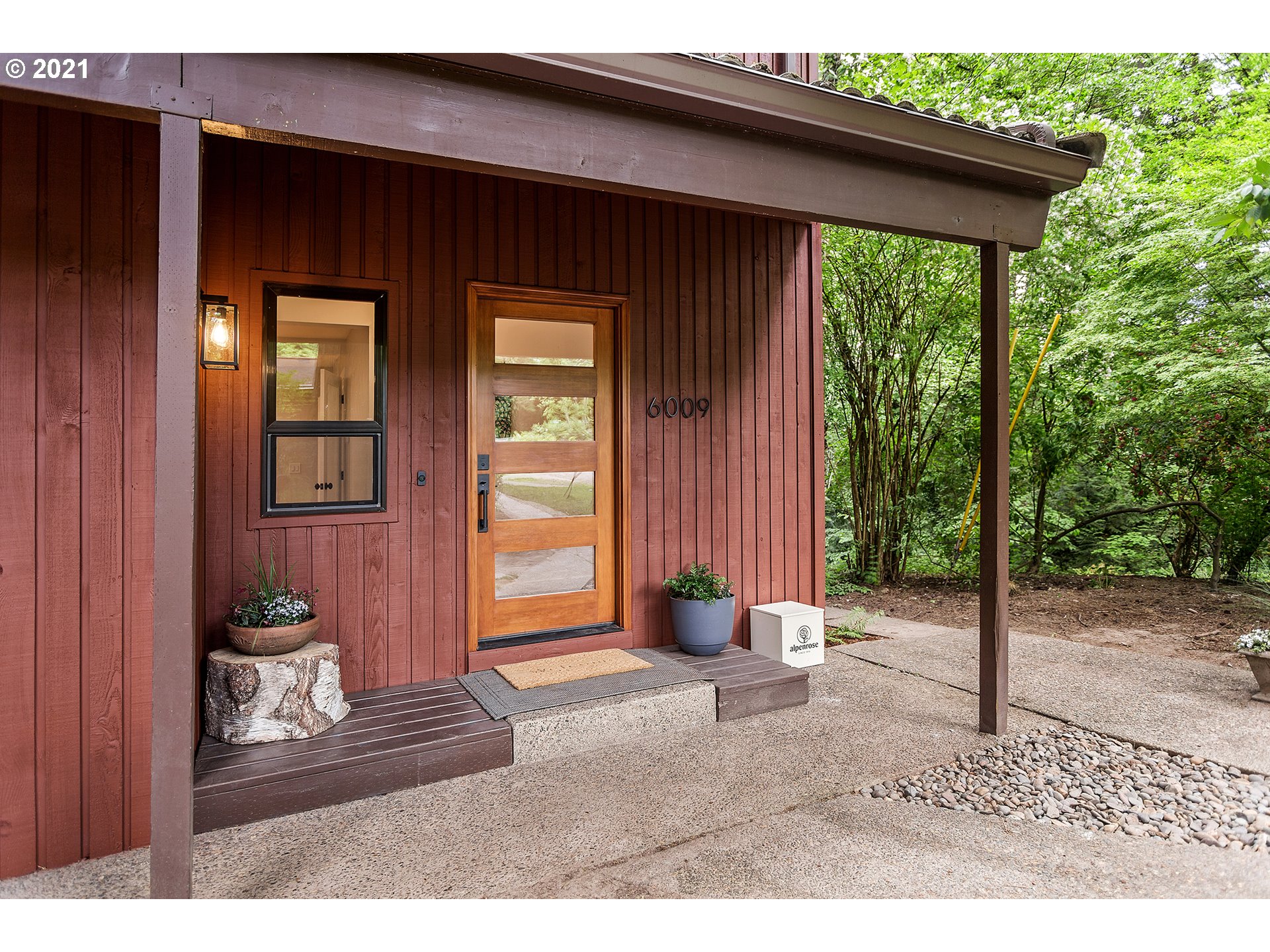6009 Southwest Pendleton Court Portland, OR 97221 - Photo 2 of 32 Gallery Image 2