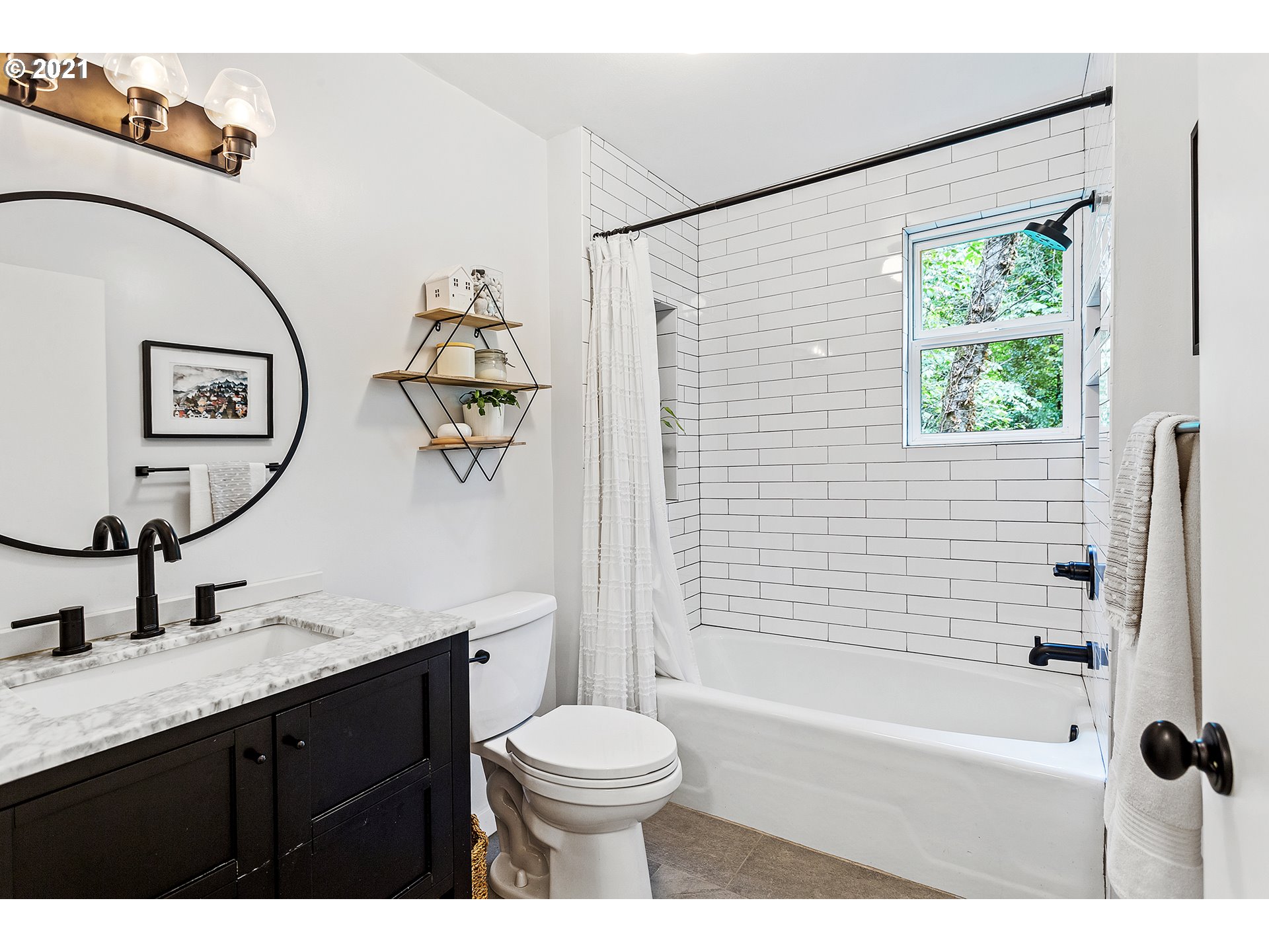 6009 Southwest Pendleton Court Portland, OR 97221 - Photo 15 of 32 Gallery Image 15