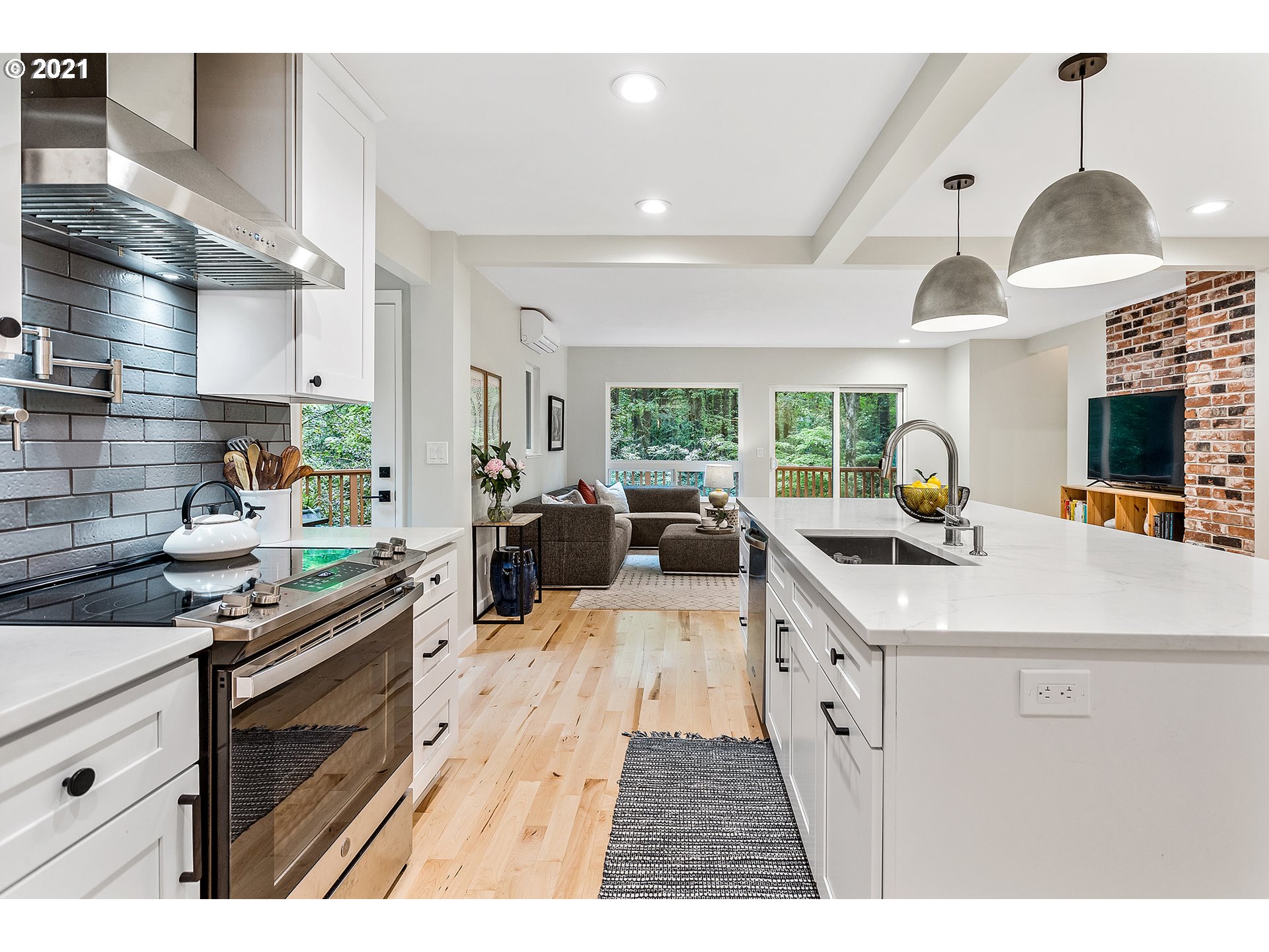 6009 Southwest Pendleton Court Portland, OR 97221 - Photo 5 of 32 Gallery Image 5
