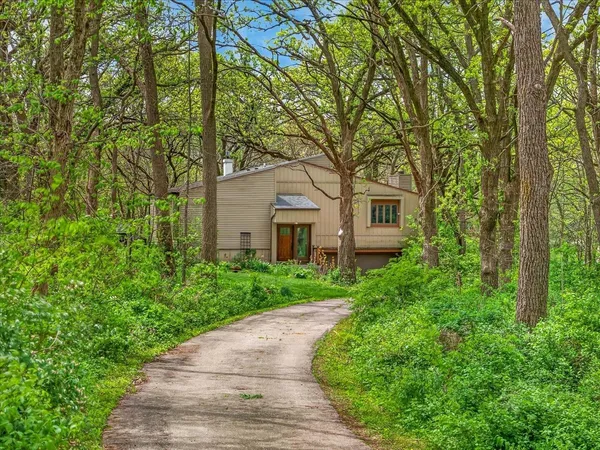 $525,000 | 10671 West Oak Ridge Road, Evansville, WI 53536