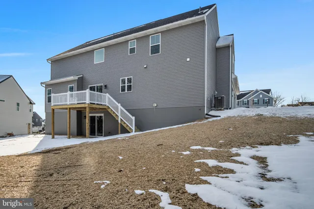 a view of a house with backyard