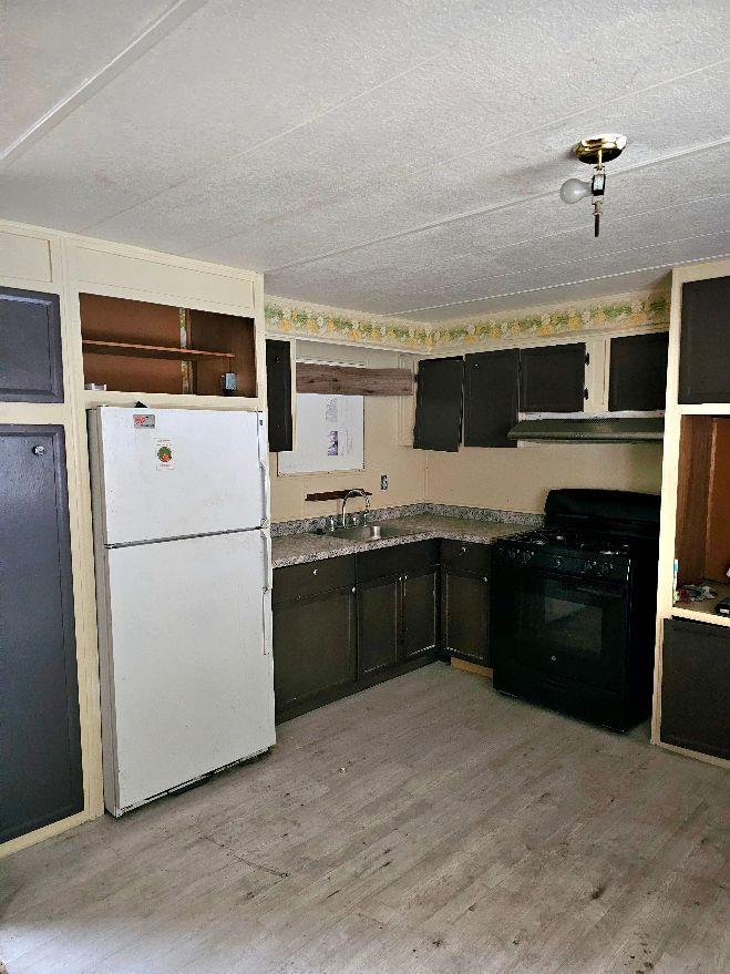 8665 Florin Road, Unit 109 Sacramento, CA 95828 - Photo 10 of 18 a kitchen with a sink and a stove