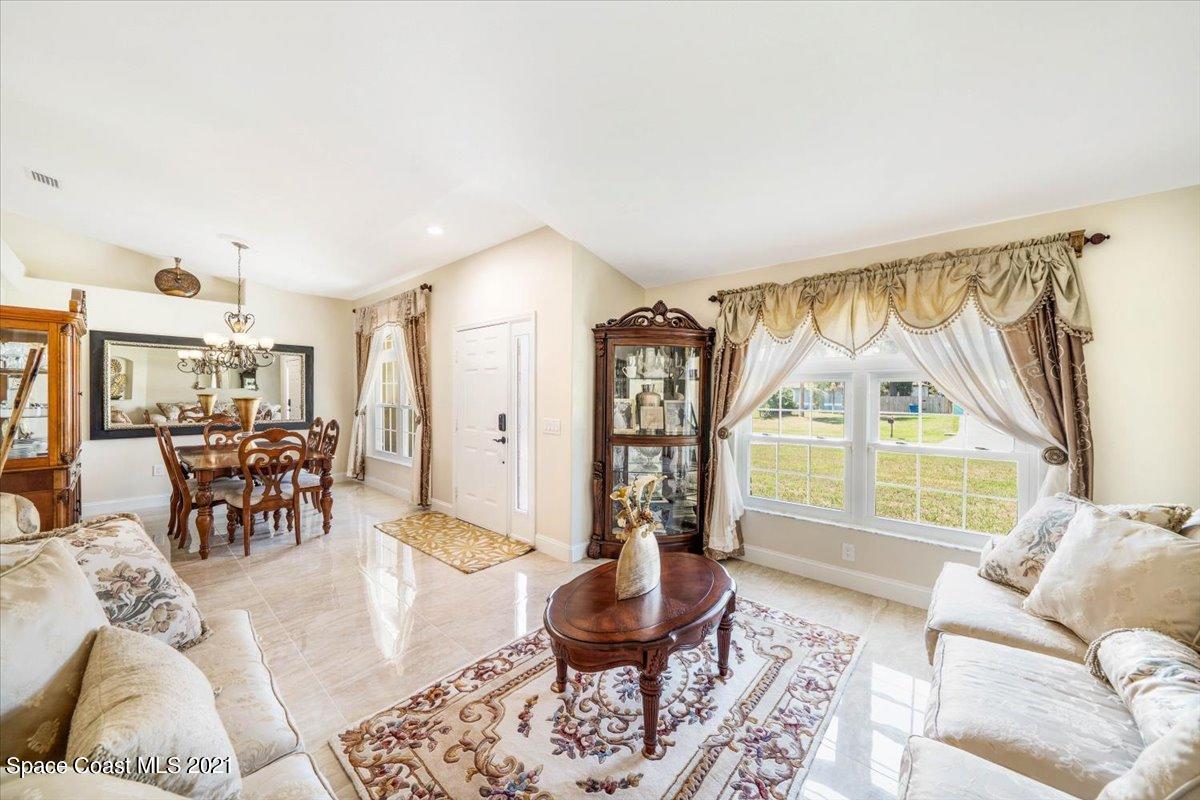 367 Abello Road Southeast Palm Bay, FL 32909 - Photo 5 of 28 Family room