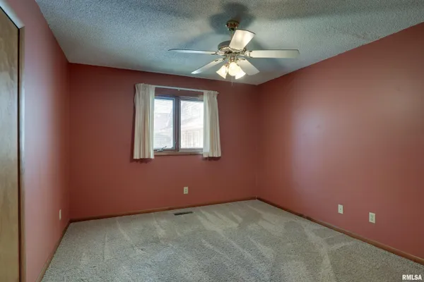 $219,000 | 2906 Bluff Ridge Drive, Quincy, IL 62305