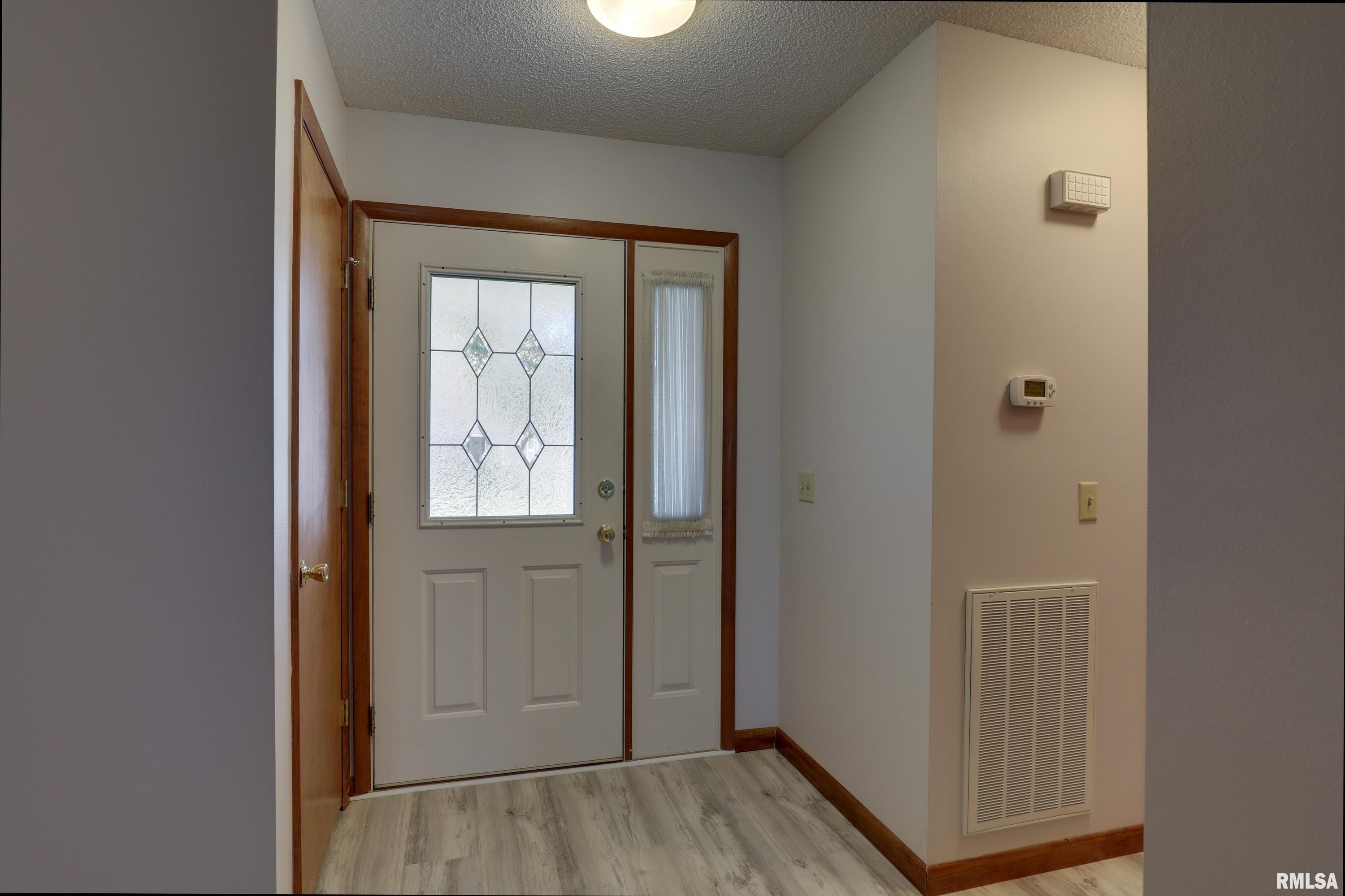 2906 Bluff Ridge Drive Quincy, IL 62305 - Photo 2 of 20