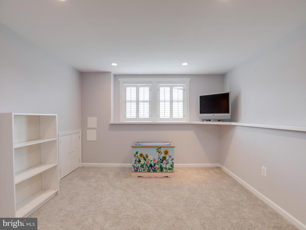 2102 Cross Trails Road Baltimore, MD 21244 - Photo 25 of 39 Family room has shutters for light & privacy