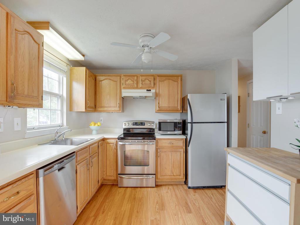2102 Cross Trails Road Baltimore, MD 21244 - Photo 8 of 39 Stainless steel appliances