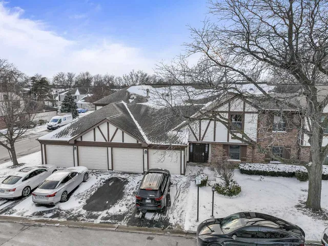 $255,000 | 328 Woodbury Court, Unit B1, Schaumburg, IL 60193