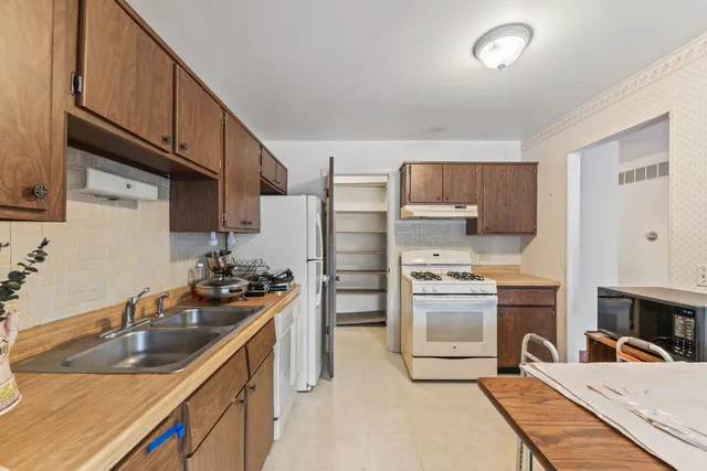 $255,000 | 328 Woodbury Court, Unit B1, Schaumburg, IL 60193