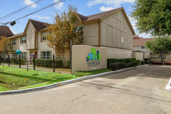 $1,800 | 1701 Upland Drive, Unit 114, Houston, TX 77043