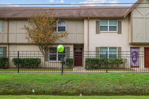 $1,800 | 1701 Upland Drive, Unit 114, Houston, TX 77043