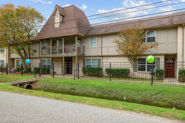 $1,800 | 1701 Upland Drive, Unit 114, Houston, TX 77043