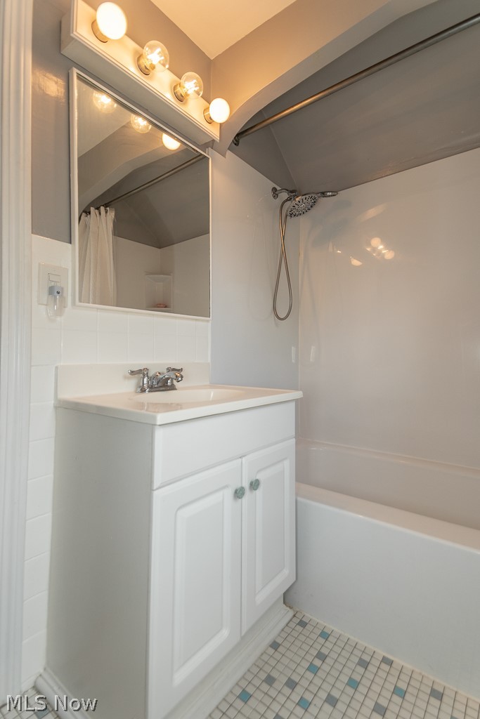 1376 Clearview Road Cleveland, OH 44124 - Photo 19 of 35