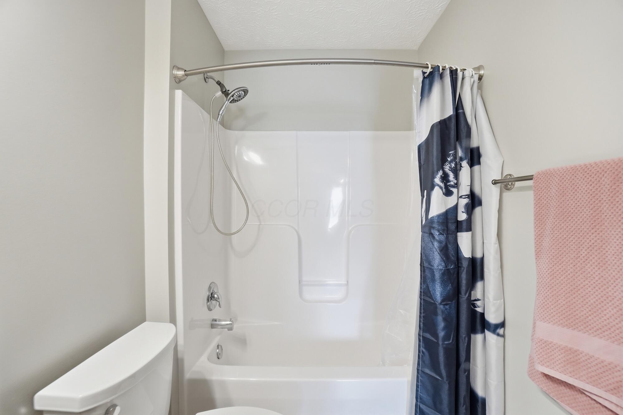 1728 Hunters Ridge Drive Troy, OH 45373 - Photo 31 of 47 Main Full Bath - 1728 Hunters Ridge Drive, Troy, OH 45373