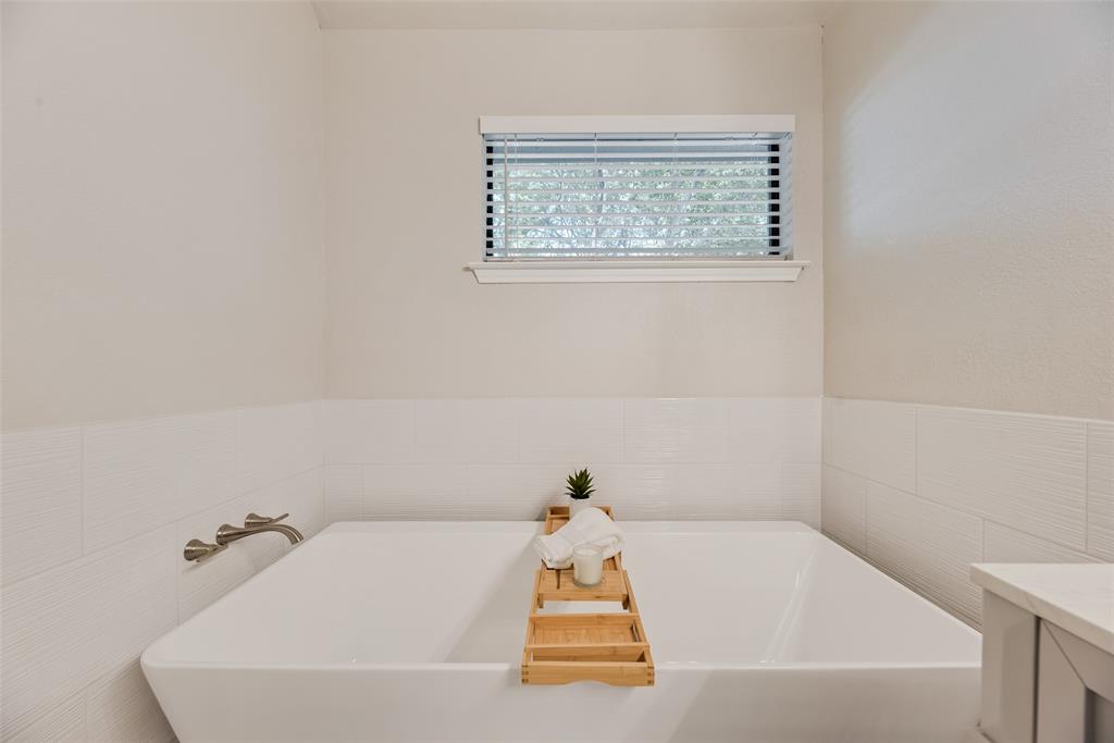 654 Spring Street Allen, TX 75002 - Photo 21 of 29 Soaking tub