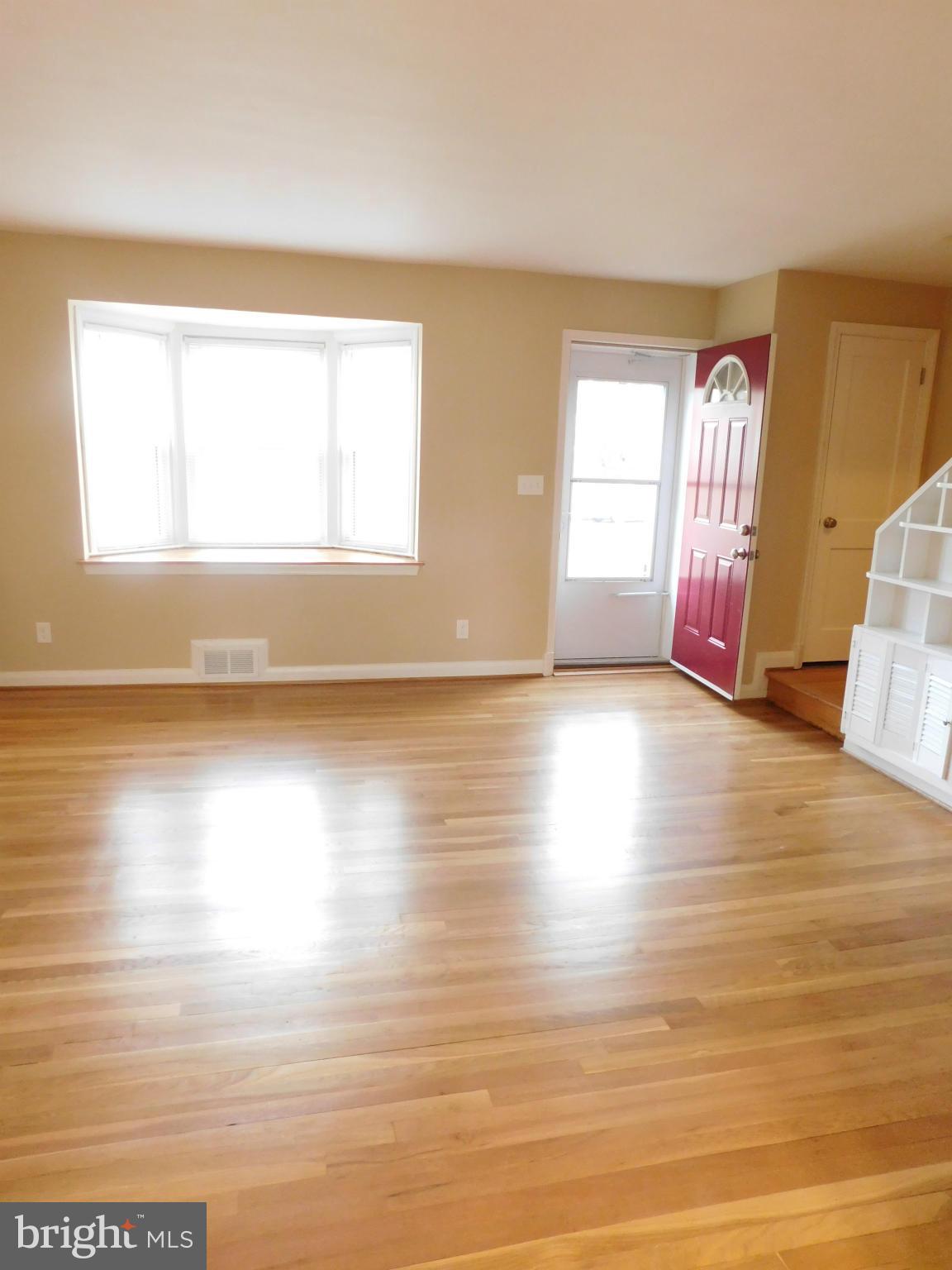 5905 Ayleshire Road Baltimore, MD 21239 - Photo 3 of 30 Living Room/Main Entrance