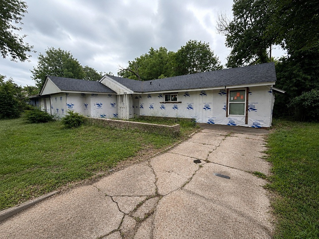 5822 Lyndhurst Drive Houston, TX 77033 - Photo 2 of 10