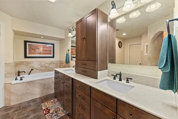 $749,999 | 43 High Street Road, Comfort, TX 78013