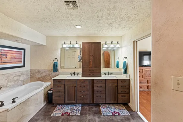$749,999 | 43 High Street Road, Comfort, TX 78013