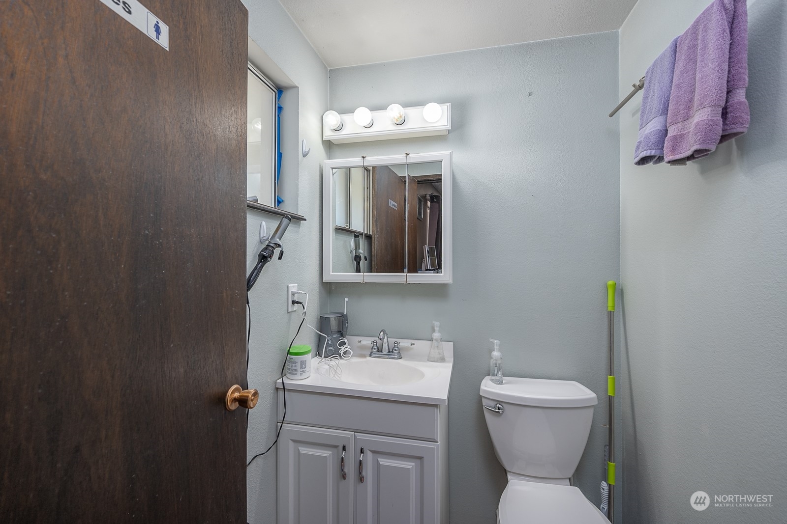 329 Maringo Road Ephrata, WA 98823 - Photo 16 of 18 a bathroom with a toilet sink and mirror