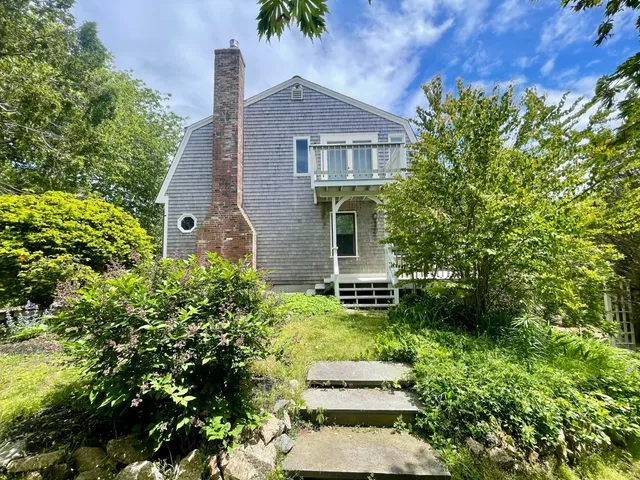 a view of yard with green space