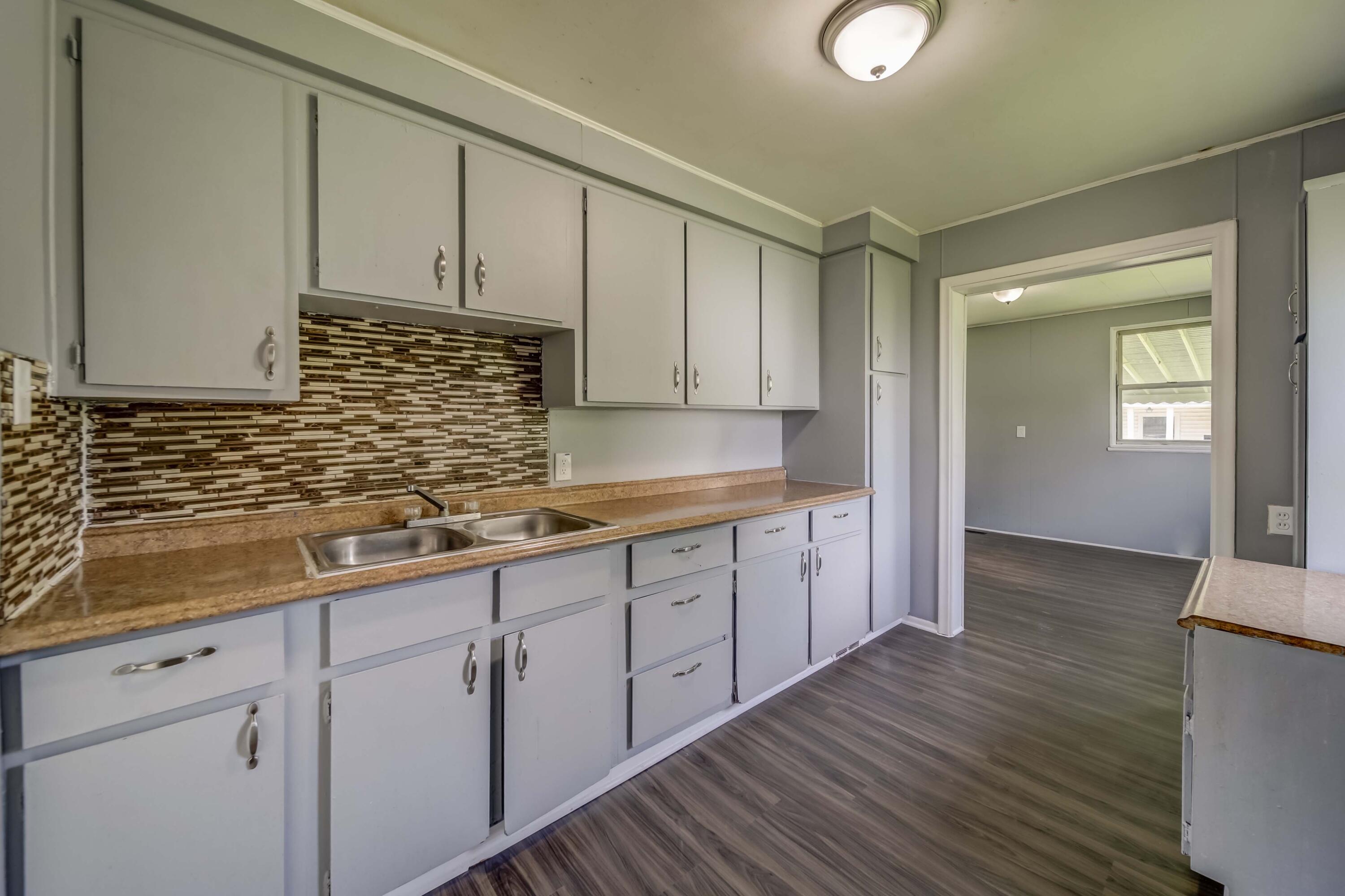 24501 Fern Avenue Eastpointe, MI 48021 - Photo 2 of 12 24501 Fern Ave, Eastpointe, MI Kitchen v