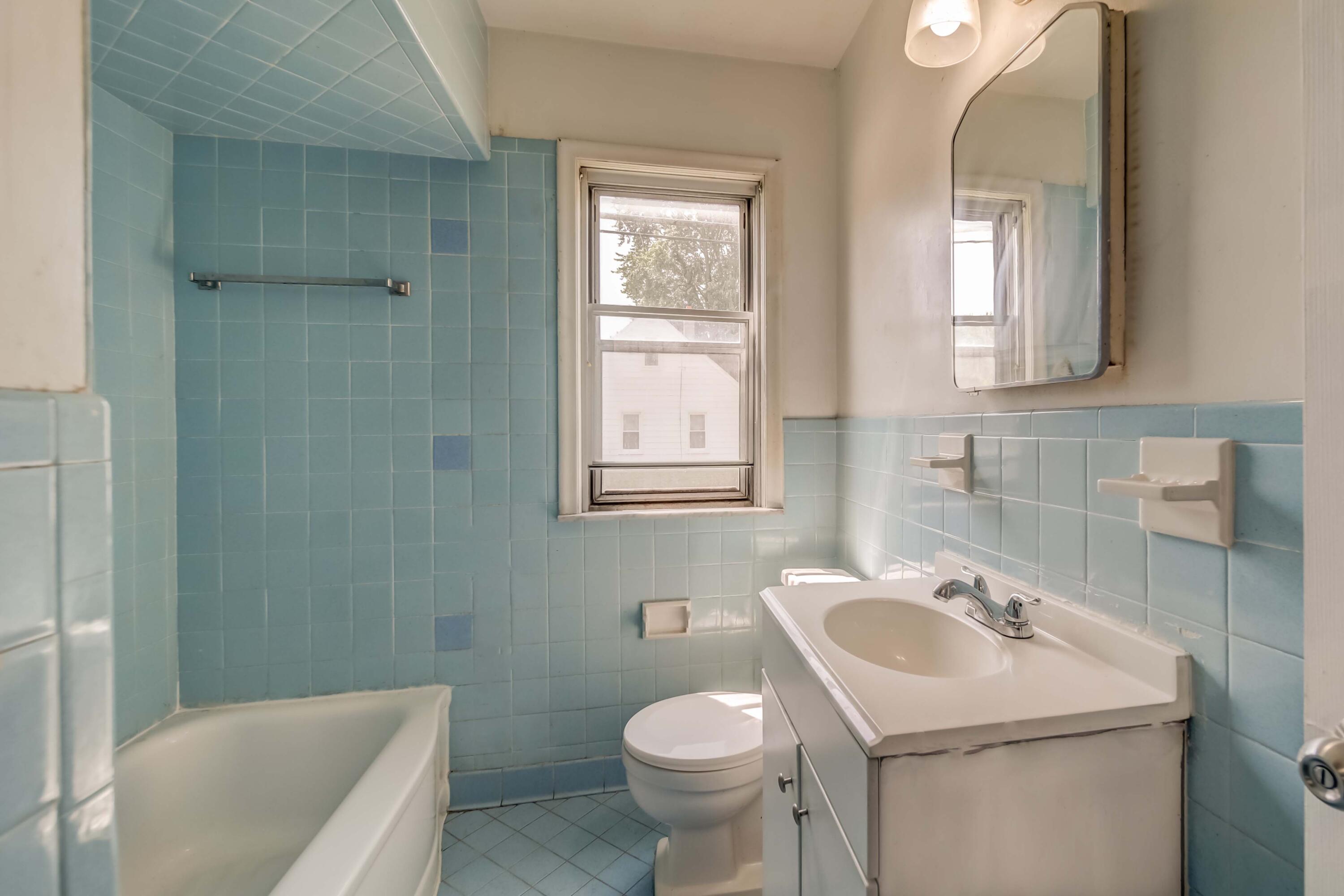 24501 Fern Avenue Eastpointe, MI 48021 - Photo 4 of 12 24501 Fern Ave, Eastpointe, MI Bathroom