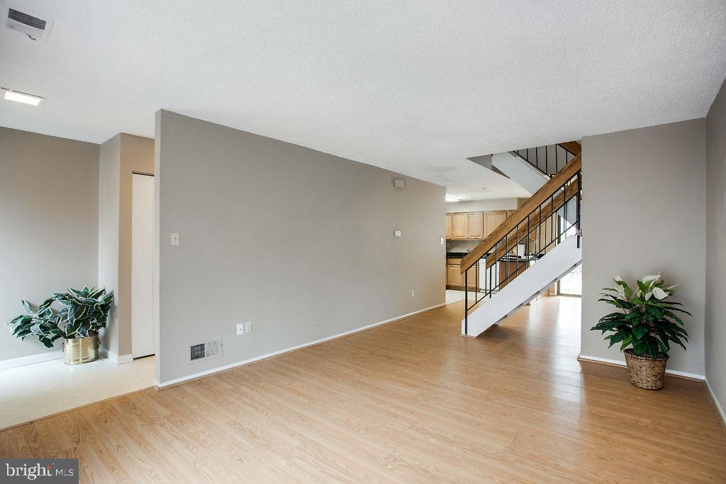 2213 White Cornus Lane Reston, VA 20191 - Photo 2 of 25 Living Room