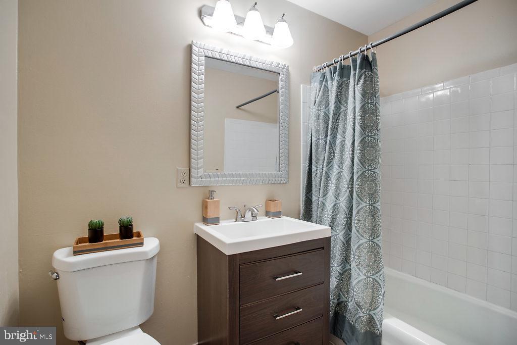 2213 White Cornus Lane Reston, VA 20191 - Photo 20 of 25 Upper Level Bathroom