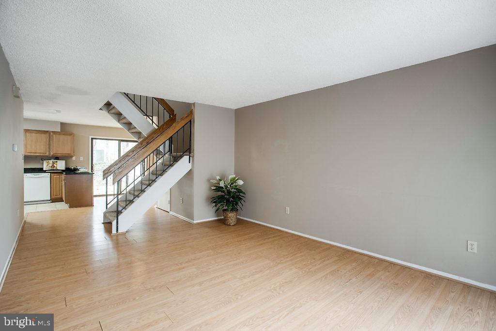 2213 White Cornus Lane Reston, VA 20191 - Photo 3 of 25 Living Room