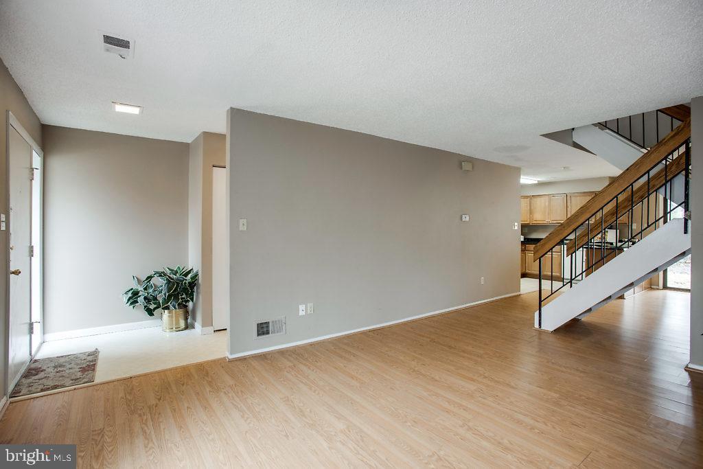 2213 White Cornus Lane Reston, VA 20191 - Photo 4 of 25 Living Room