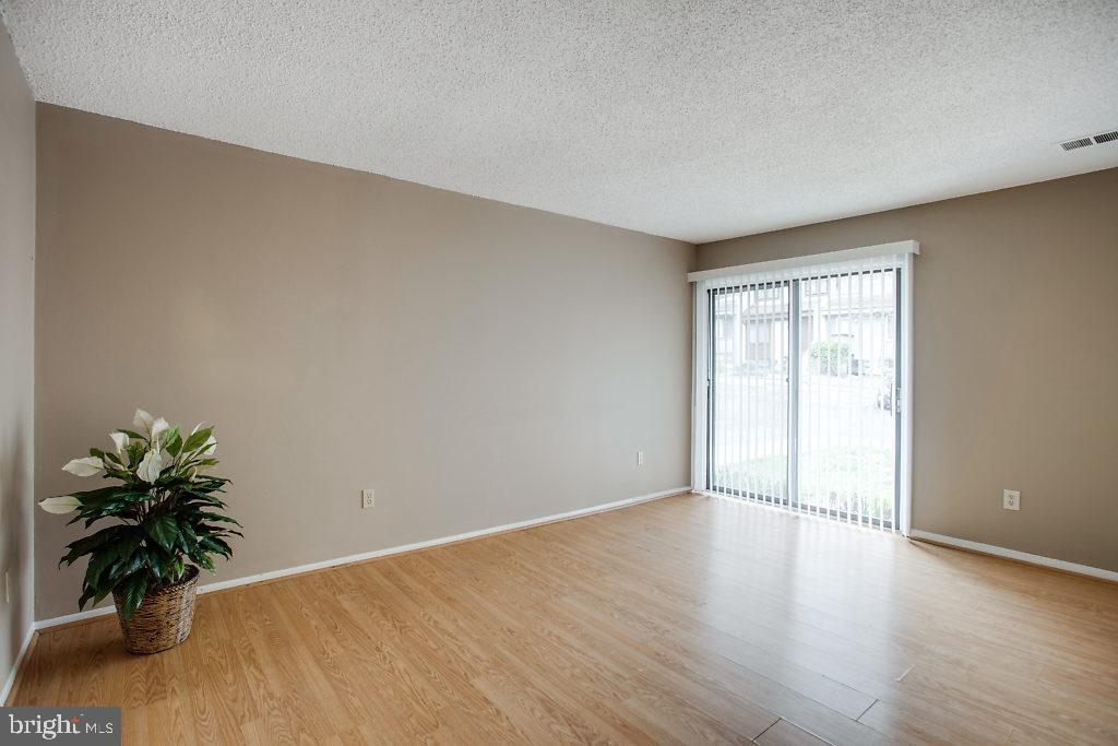 2213 White Cornus Lane Reston, VA 20191 - Photo 5 of 25 Living Room