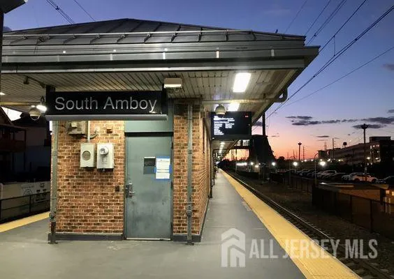 a picture of a wall with a bench