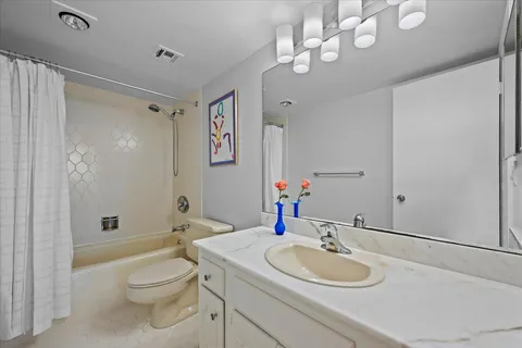$149,900 | 2400 Presidential Way, Unit 1005, West Palm Beach, FL 33401