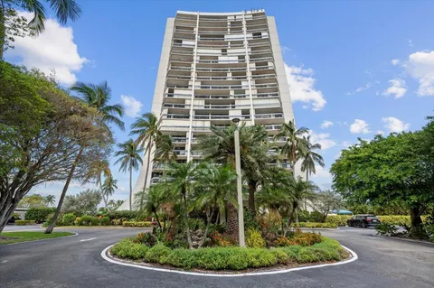 $167,555 | 2400 Presidential Way, Unit 1005, West Palm Beach, FL 33401