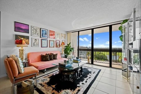 $167,555 | 2400 Presidential Way, Unit 1005, West Palm Beach, FL 33401