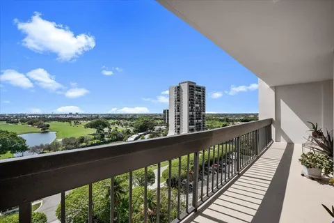 $149,900 | 2400 Presidential Way, Unit 1005, West Palm Beach, FL 33401