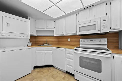 $167,555 | 2400 Presidential Way, Unit 1005, West Palm Beach, FL 33401