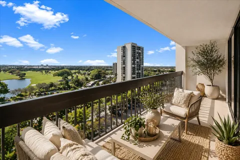$149,900 | 2400 Presidential Way, Unit 1005, West Palm Beach, FL 33401