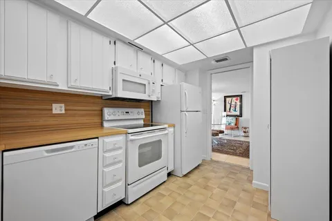 $167,555 | 2400 Presidential Way, Unit 1005, West Palm Beach, FL 33401