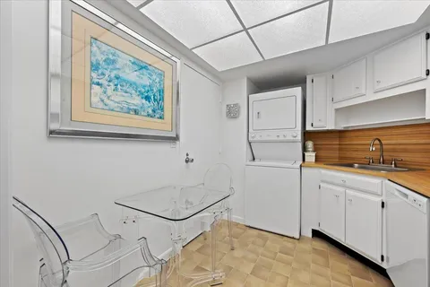 $167,555 | 2400 Presidential Way, Unit 1005, West Palm Beach, FL 33401